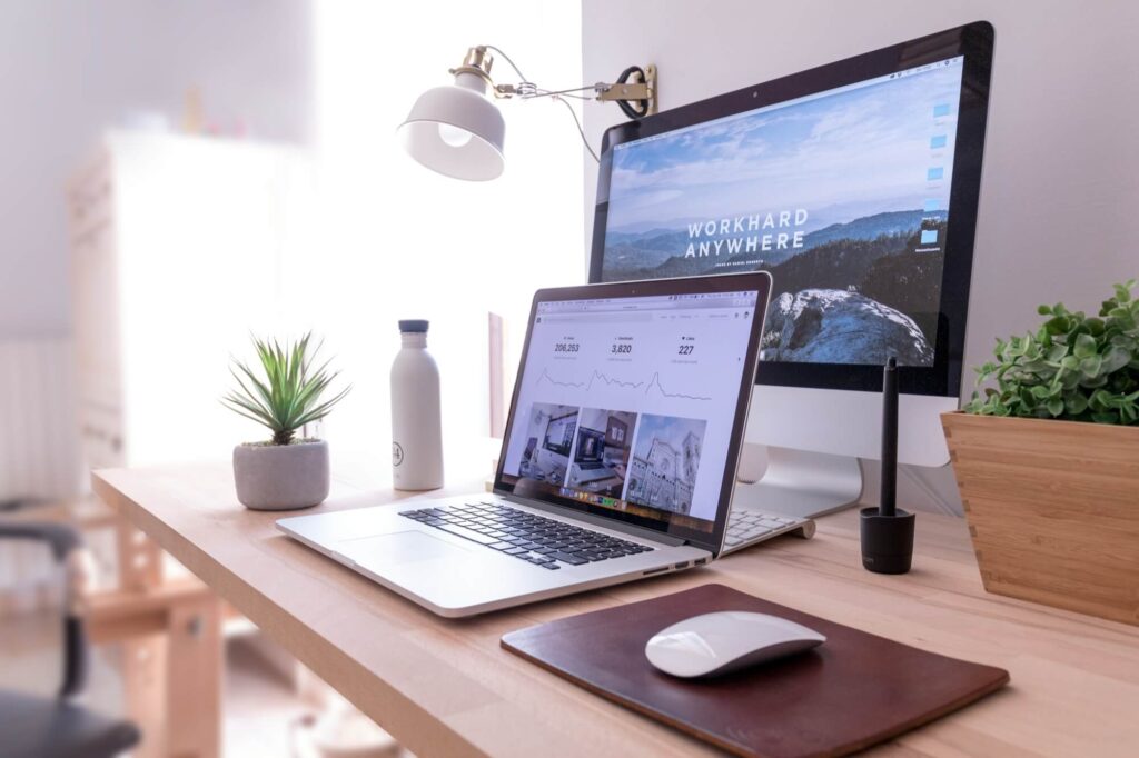 Laptop und iMac auf einem Schreibtisch